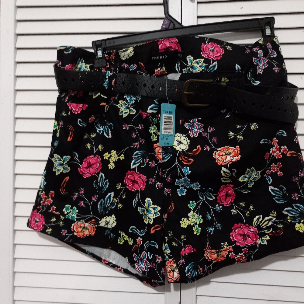 Torrid NWT Cuffed Size 18 Floral Belted Shorts